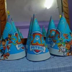 12 GORROS DE CUMPLEAÑOS (PAPEL)