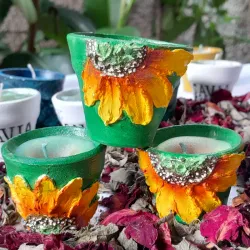 VELAS CON DECORACIÓN DE GIRASOLES EN RELIEVE (solo disponible en el punto de venta del Parque de las Flores "La Maison")