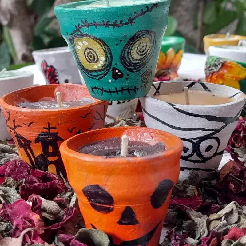 VELAS CON TEMÁTICA DE HALLOWEEN (solo disponible en el punto de venta del Parque de las Flores "La Maison")