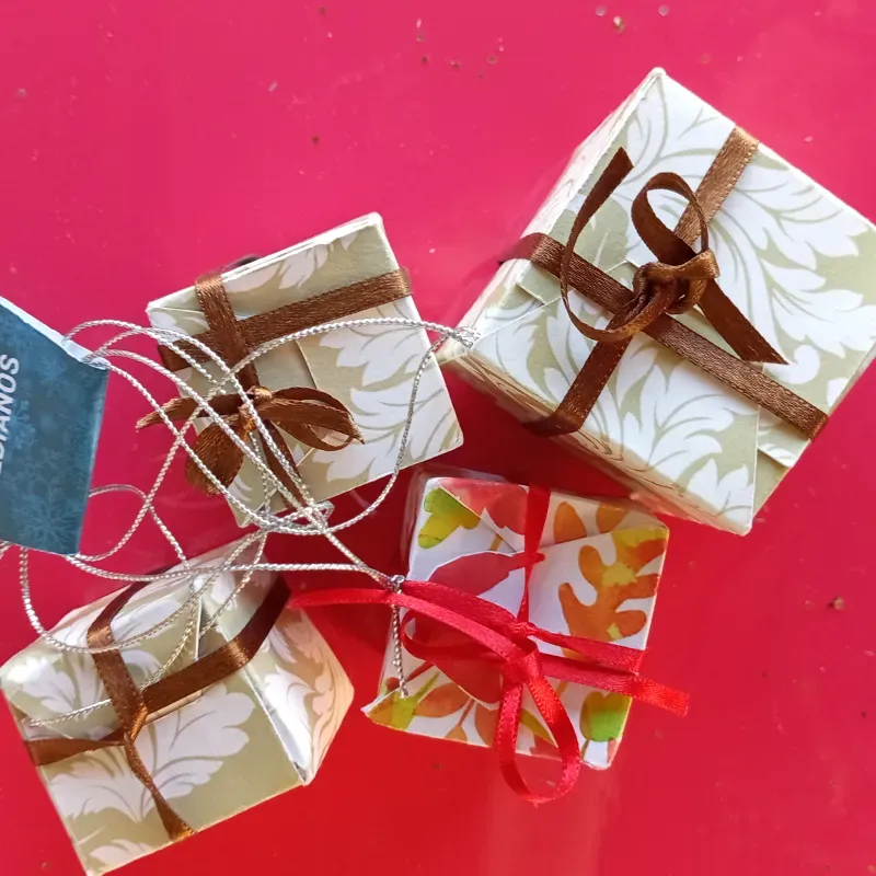 Adornos navideños medianos cajas