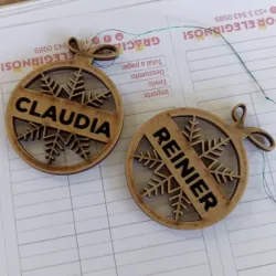 Bola navideña con nombre en vinilo