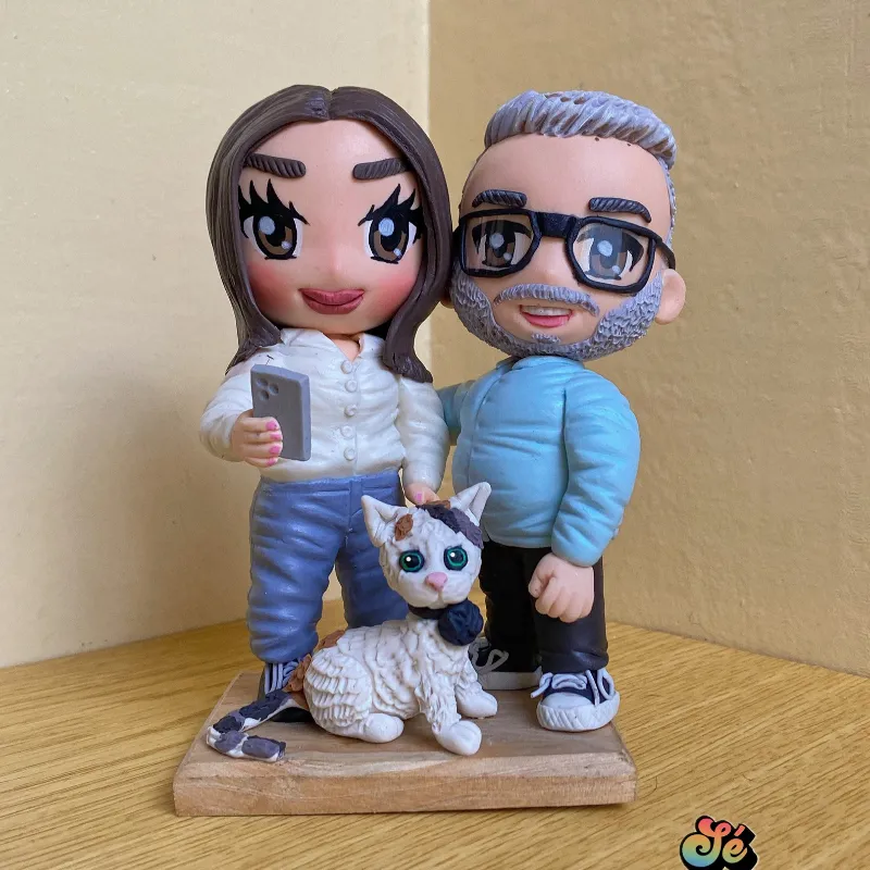 Estatuilla personalizada estilo Chibi de pareja con mascota