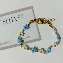 Flores azules y margaritas 