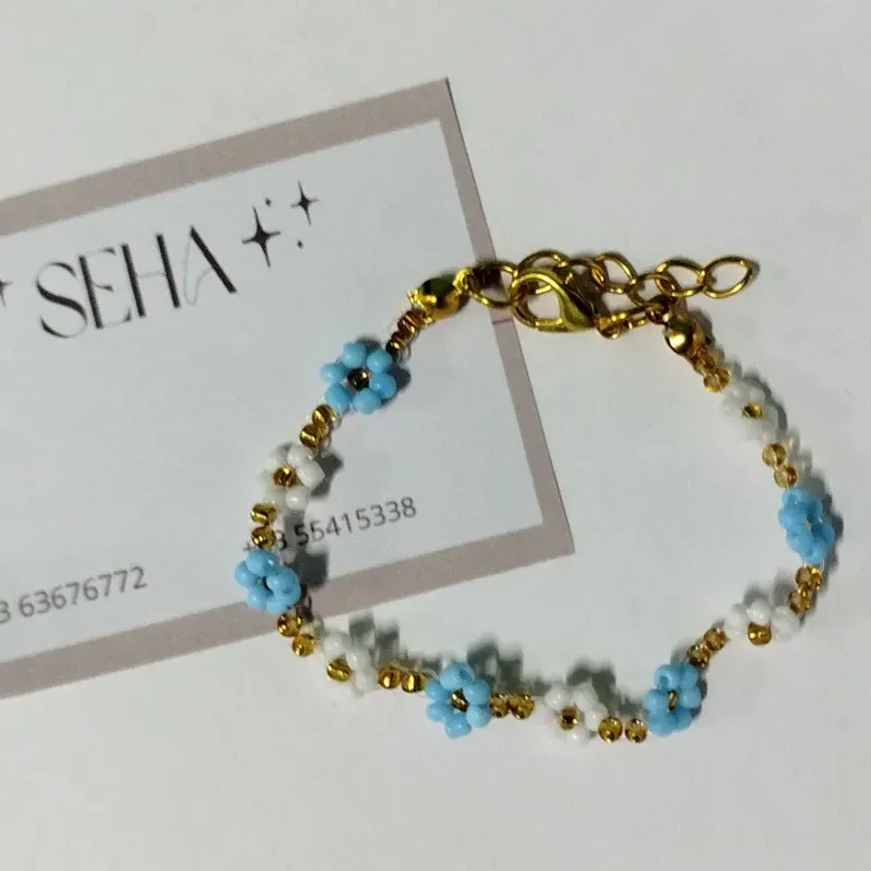 Flores azules y margaritas 