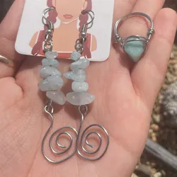 Aretes de piedras naturales.