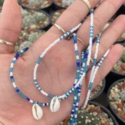 Collar de cuentas con dije de caracol 