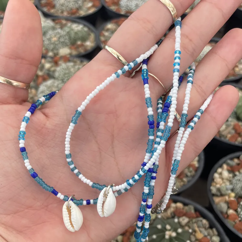 Collar de cuentas con dije de caracol 