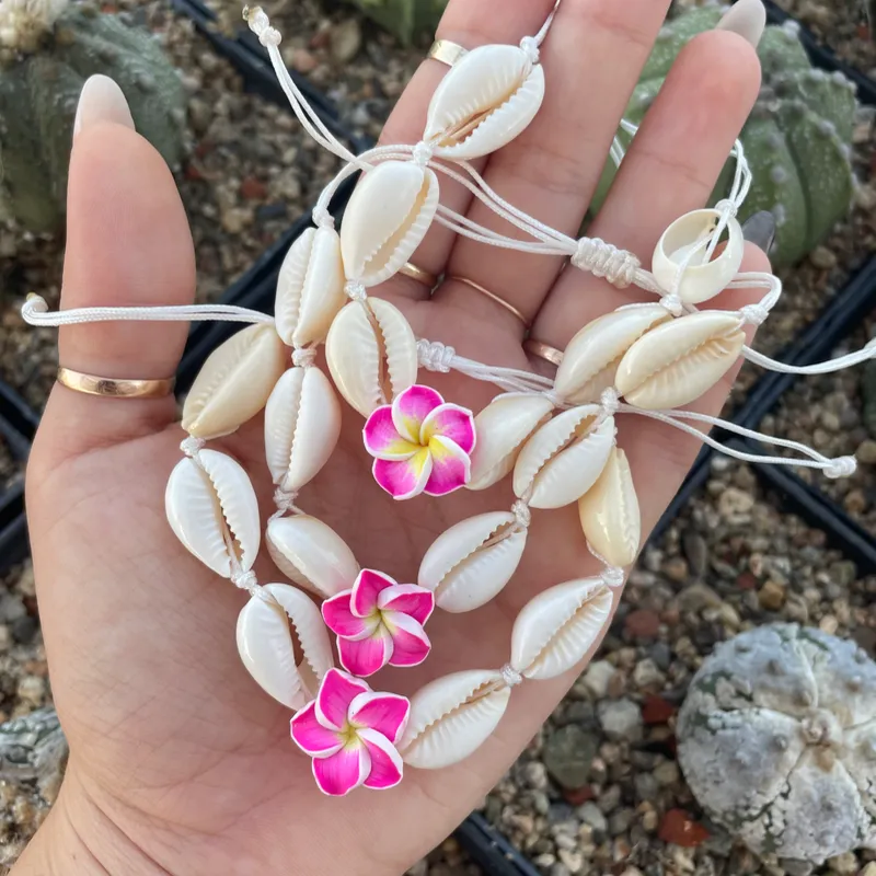Pulsera de caracoles con plumeria