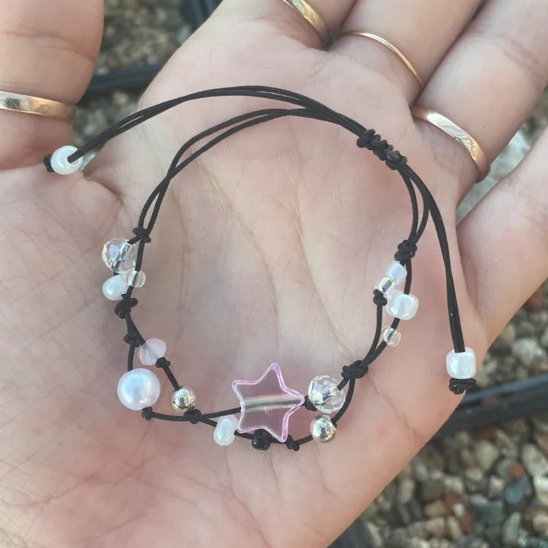 Pulseras sencillas.