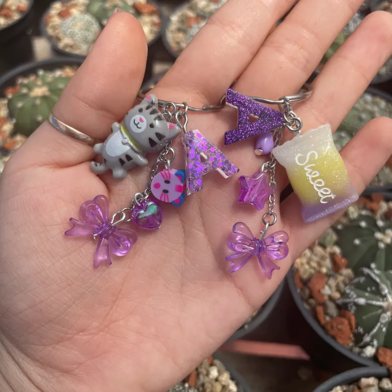 Llaveros de resina con inicial pequeña 