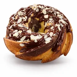 Tarta decorada de chocolate y almendras 