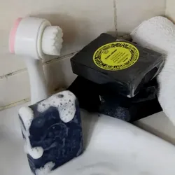 Jabón de carbón activado