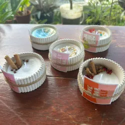 Velas artesanales aromáticas en tarros de cerámica