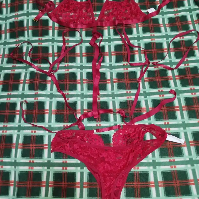 Lencería de encaje rojo