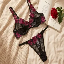 Lenceria de encaje negra con flores
