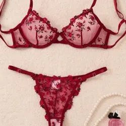 Lenceria roja con estampado de flores