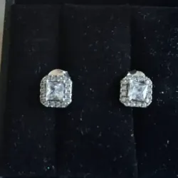 Aretes con Piedra Grande en el Centro