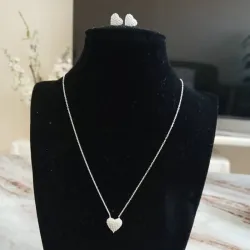 Cadena con dije y aretes de corazón