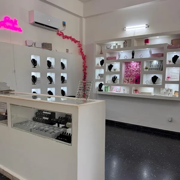 Somos Shaki Pandora, tu joyería de confianza! Ofrecemos para usted la mejor calidad precio en prendas, enfocados en marcas como PANDORA, VAN CLEEF & ARPELS, TOUS etc
Ofrecemos Garantía con más de 6 años de experiencia y contamos con tienda física… Contáctanos ya!! Será un placer atenderle 🩷