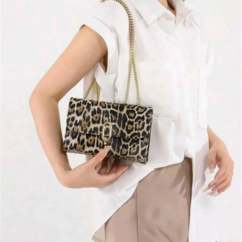 Un bolso cuadrado mini con solapa, estampado de leopardo con estilo retro, con cadena doble de metal ajustable a bolso de bandolera, apropiado para uso diario de mujeres y casual de estudiantes, bolso con estampado de leopardo de moda