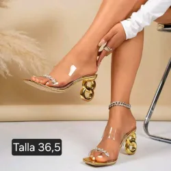 Tacones con diseño dorado