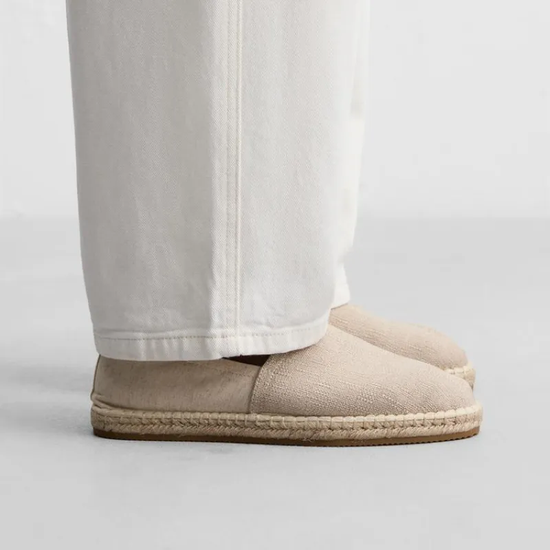 Alpargata fabricada en tejido de lino y algodón