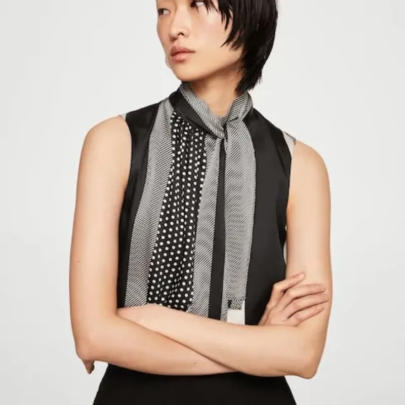 Blusa estampado con detalle en el cuello