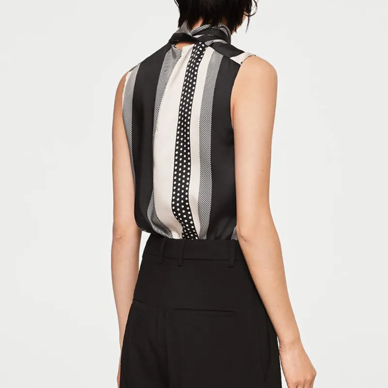 Blusa estampado con detalle en el cuello