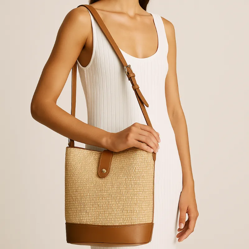 Bolsa de Raffia detalle dorado botón 