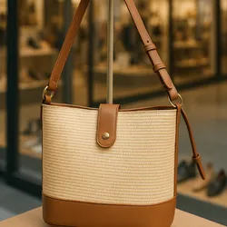 Bolsa de Raffia detalle dorado botón 