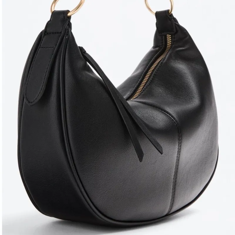 Bolso con detalle dorado