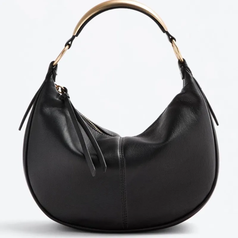 Bolso con detalle dorado