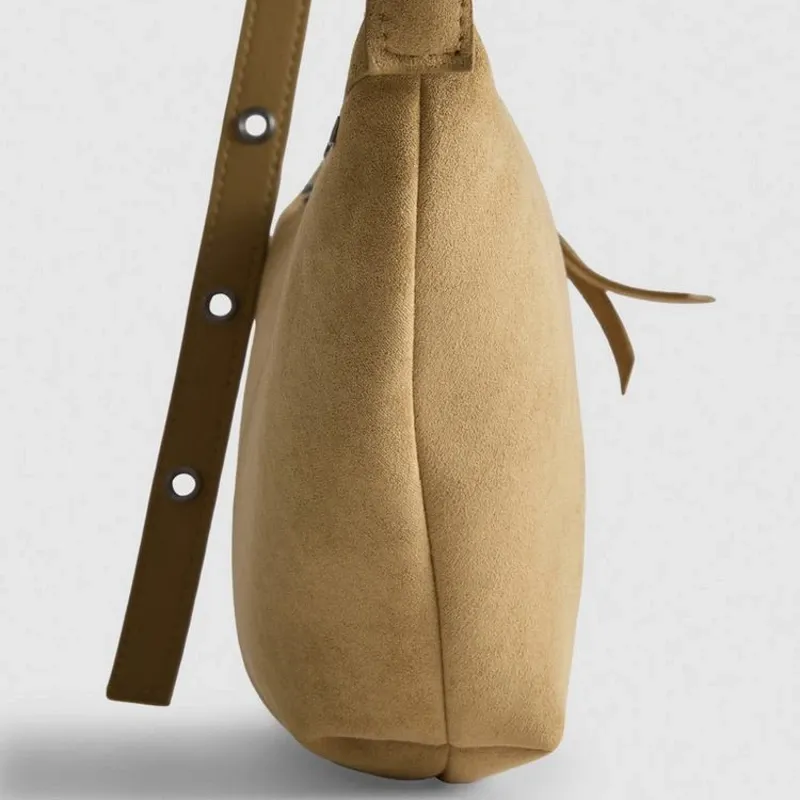 Bolso de hombro con tachuelas y correa