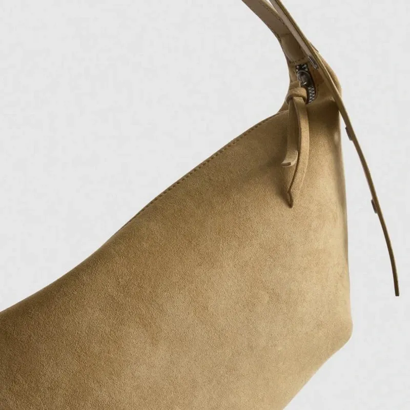 Bolso de hombro con tachuelas y correa
