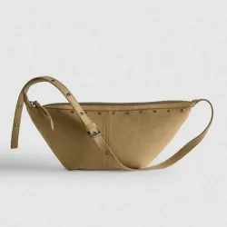 Bolso de hombro con tachuelas y correa