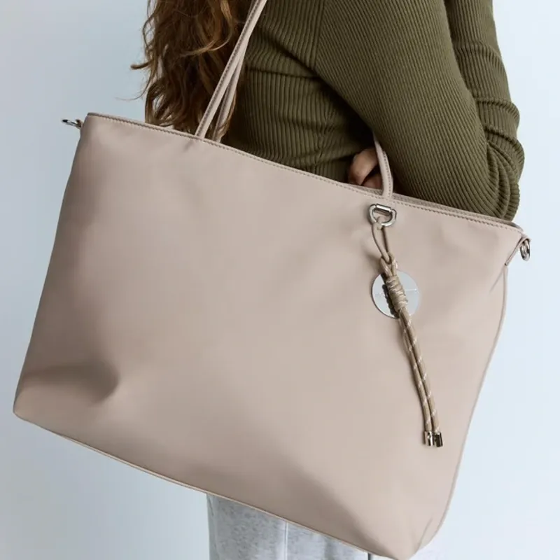 Bolso Shopper Con Charm