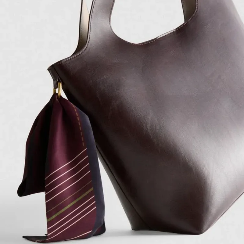 Bolso Shopper con Detalle de Pañuelo