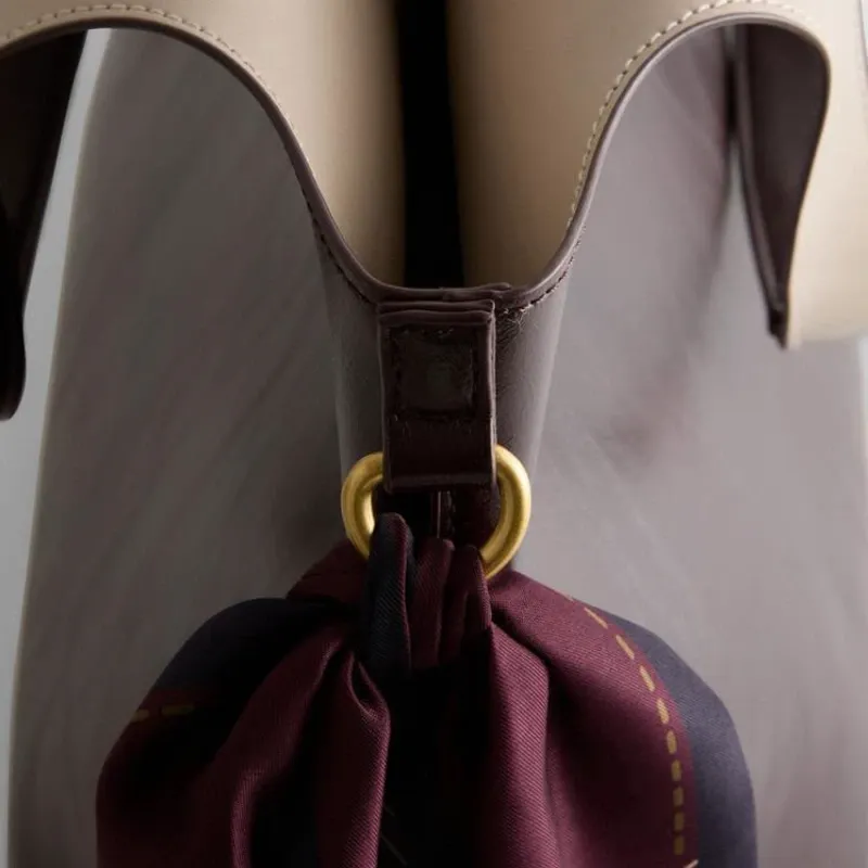 Bolso Shopper con Detalle de Pañuelo