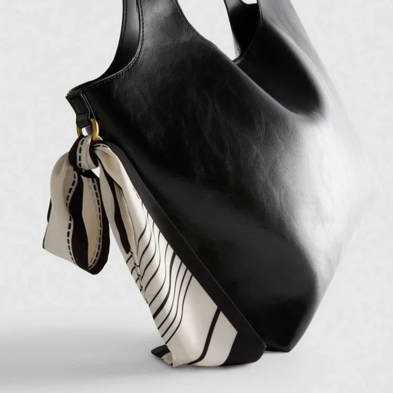 Bolso Shopper con Detalle de Pañuelo