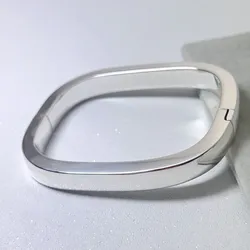 Brazalete rígido cuadrado