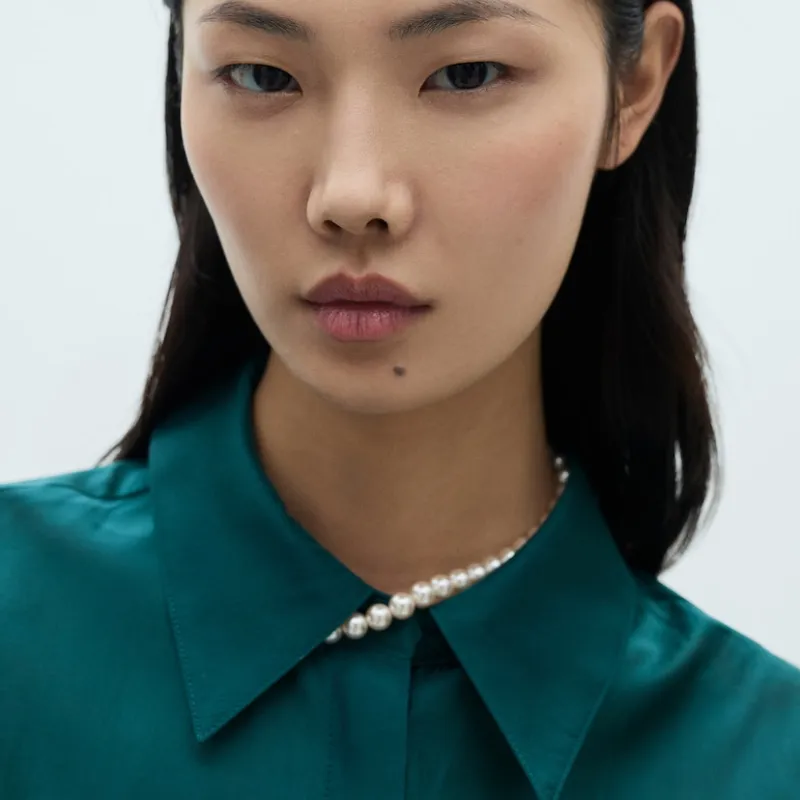 Camisa satinada botones ocultos 