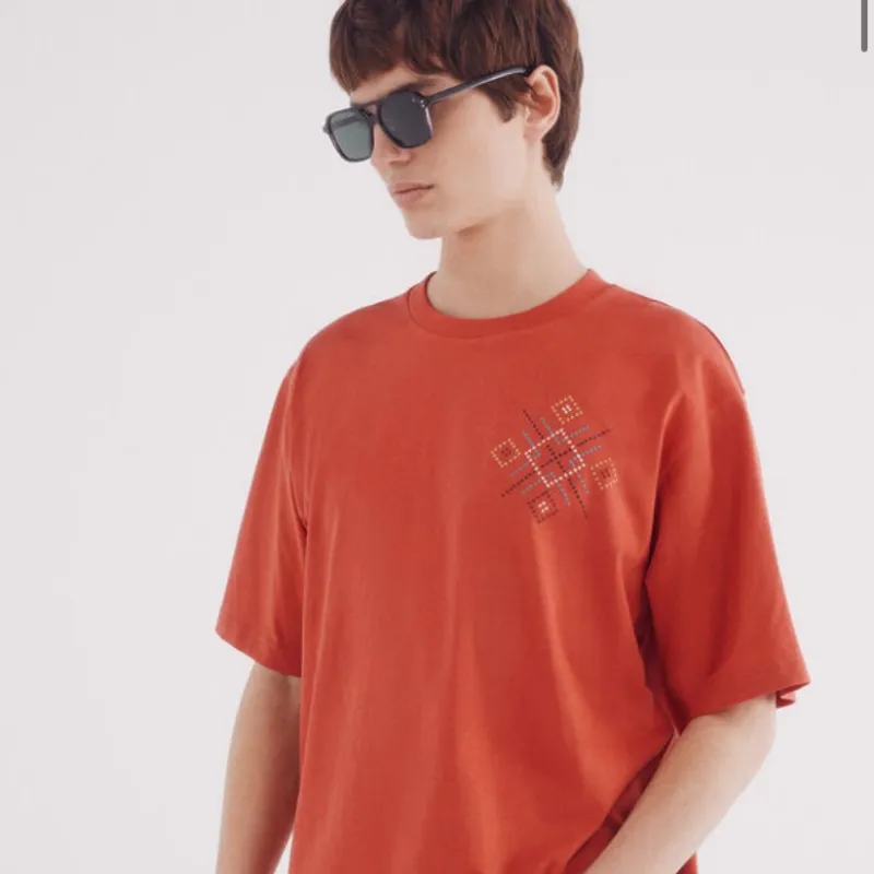 Camiseta detalles gráficos 