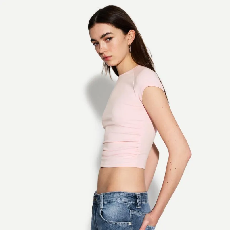Camiseta manga corta fruncido lateral