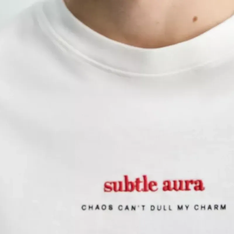 Camiseta Texto Bordado Estampado