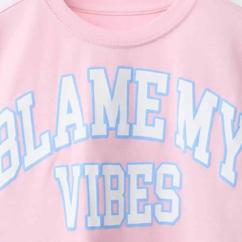 CAMISETA VARSITY TEXTO