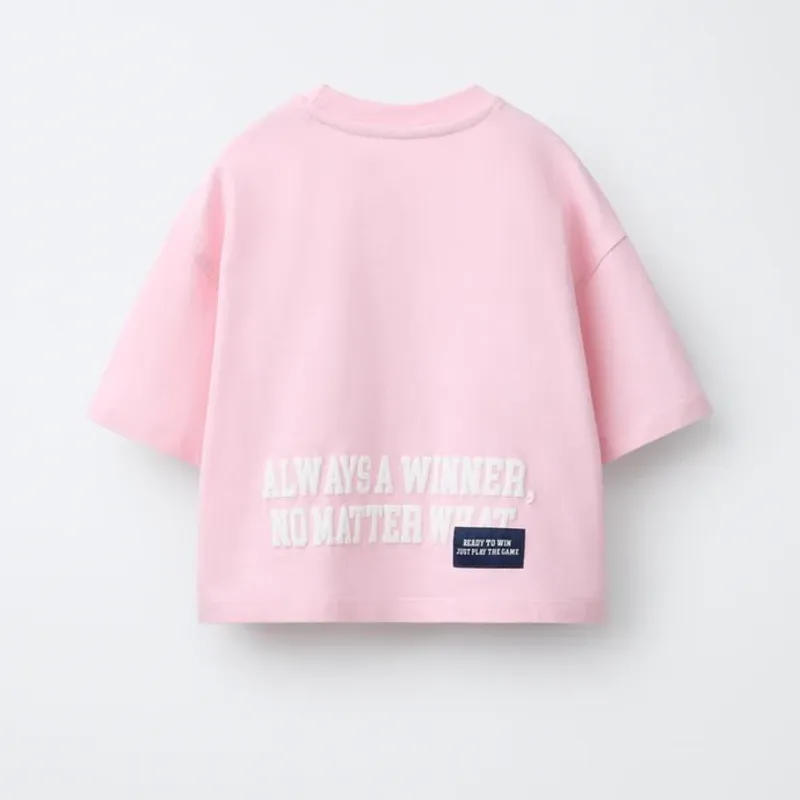 CAMISETA VARSITY TEXTO