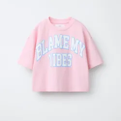 CAMISETA VARSITY TEXTO