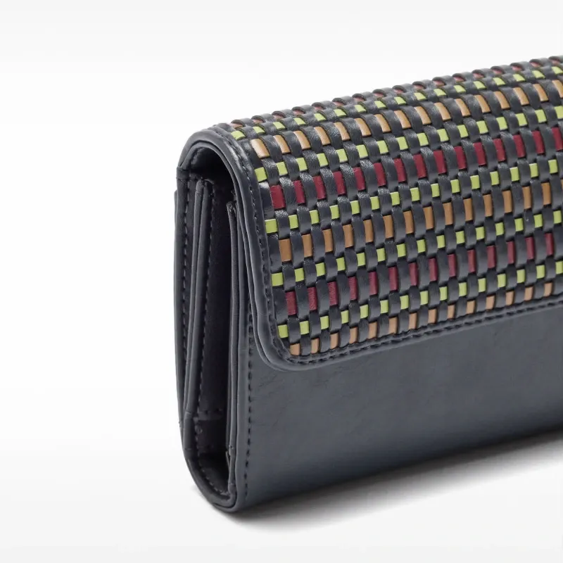 Cartera con diseño trenzado multicolor