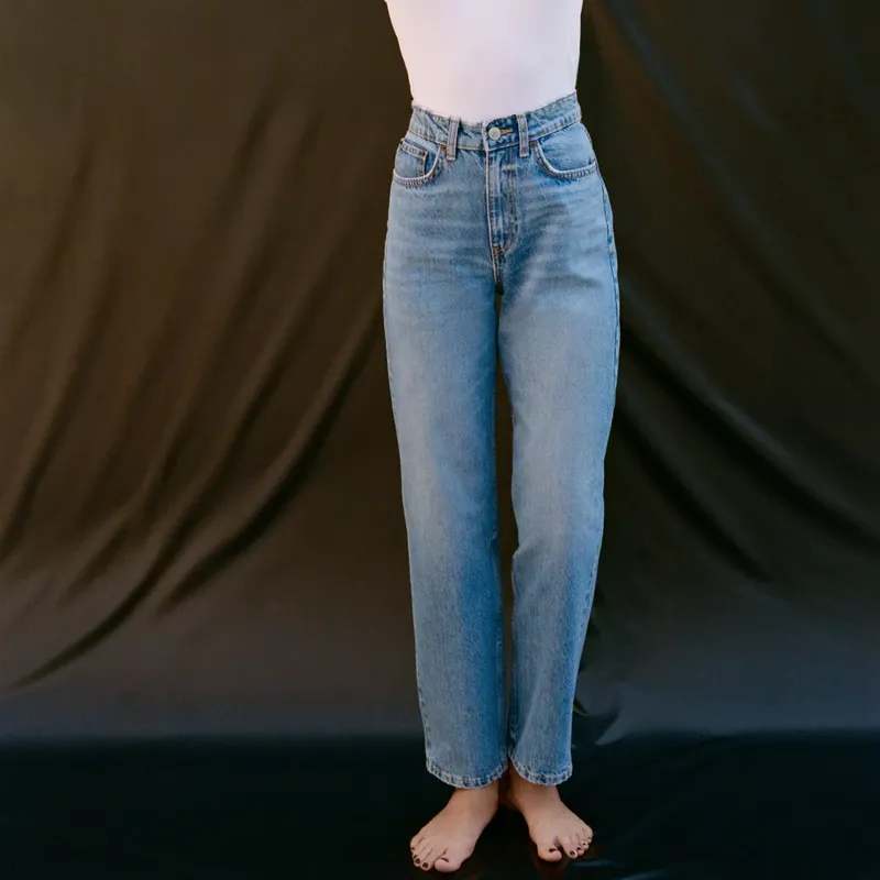 Jeans TRF Mom Fit Tiro Alto