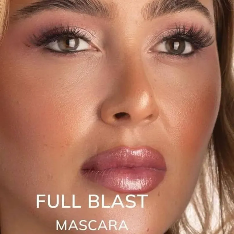 Máscara de Pestañas Full Blast